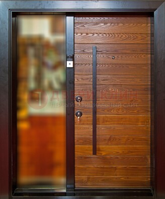 Коричневая входная дверь c МДФ панелью и стеклом ЧД-38 в частный дом в Старой Купавне