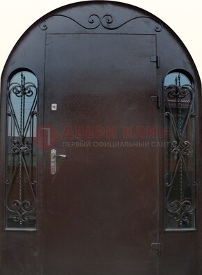Арочная дверь со стеклом и ковкой ДА-16 под старину в Старой Купавне