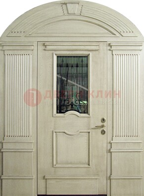 Белая входная дверь массив со стеклом и ковкой ДА-49 в Старой Купавне