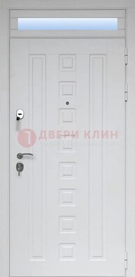 Белая металлическая дверь с фрамугой для коттеджа ДФГ-21 в Старой Купавне