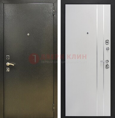 Железная темная дверь с порошковым покрытием и белая МДФ с молдингами  ДП-296 в Старой Купавне