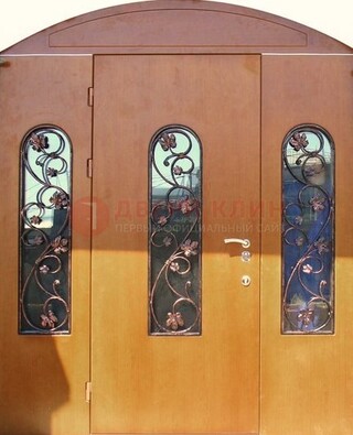 Парадная дверь со стеклянными вставками и ковкой ДПР-28 в общественное здание в Старой Купавне
