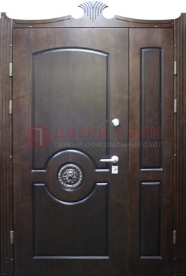 Коричневая парадная дверь с украшением ДПР-52 с утеплением в Старой Купавне