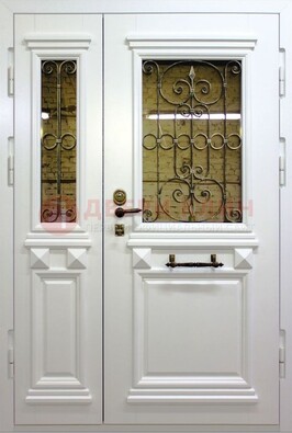 Белая парадная металлическая дверь со стеклом и ковкой ДПР-83 в Старой Купавне