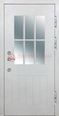 Белая уличная дверь со стеклом ДС-30 в Старой Купавне