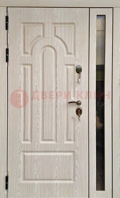 Белая металлическая дверь со стеклом ДС-68 в Старой Купавне