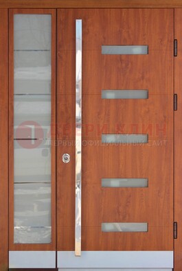 Коричневая металлическая дверь со стеклом ДС-72 в Старой Купавне