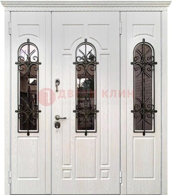 Белая распашная стальная дверь со стеклом и ковкой ДСК-125 в Старой Купавне