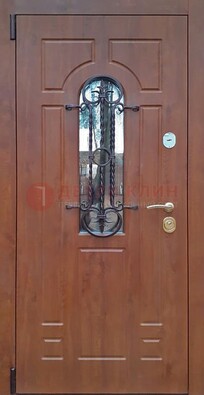 Темная железная дверь со стеклом и ковкой в коричневом цвете ДСК-154 в Старой Купавне