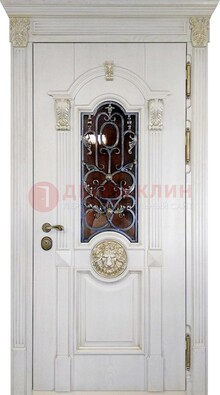 Белая железная дверь со стеклом и ковкой для кирпичного дома ДСК-155 в Старой Купавне