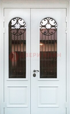 Белая стальная дверь стекло с ковкой и филенкой ДСК-201 в Старой Купавне