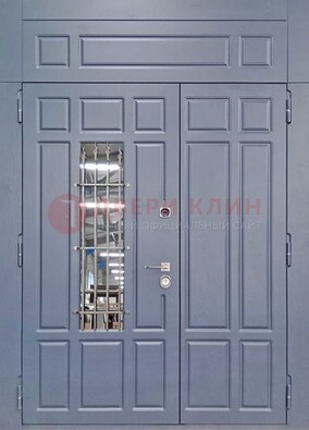 Серая двухстворчатая дверь Винорит со стеклом и ковкой ДСК-234 RAL 7024 в Старой Купавне