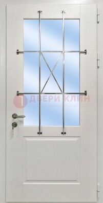 Белая простая железная дверь Винорит со стеклом и ковкой ДСК-257 в Старой Купавне