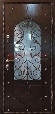 Влагостойкая дверь со стеклом и ковкой с декором ДСК-37 в Старой Купавне