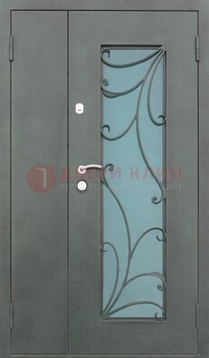 Двухстворчатая железная дверь со стеклом и ковкой ДСК-40 в Старой Купавне
