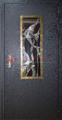 Металлическая дверь со стеклом и ковкой ДСК-82 для крыльца в Старой Купавне