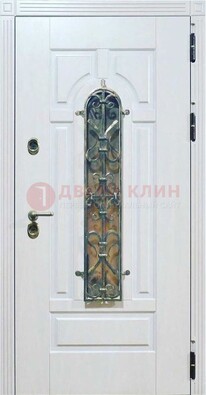 Белая остекленная металлическая дверь с ковкой ДСК-98 в Старой Купавне