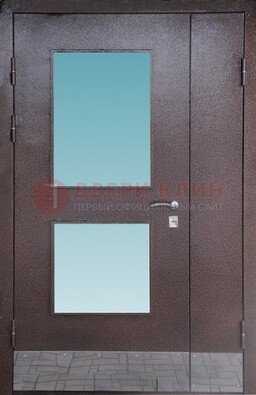 Коричневая тамбурная дверь со стеклянными вставками ДТМ-21 в Старой Купавне