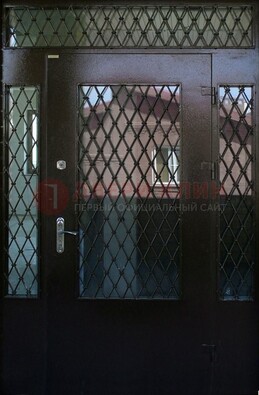 Коричневая тамбурная дверь со стеклянными вставками и ковкой ДТМ-32 в Старой Купавне