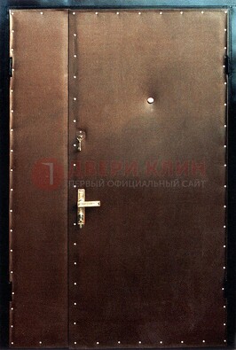 Коричневая тамбурная дверь с оформлением ДТМ-40 в Старой Купавне