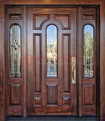 Железная классическая дверь с массивом дуба и витражом ВЖ-18 в Старой Купавне