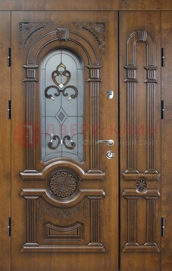 Коричневая двухстворчатая железная дверь с МДФ и витражом ВЖ-32 в Старой Купавне