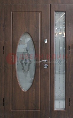 Коричневая двухстворчатая железная дверь с МДФ и витражом ВЖ-33 в Старой Купавне